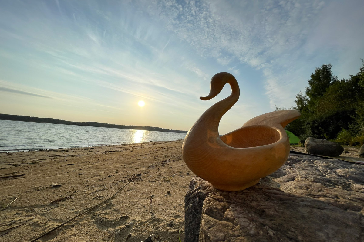 Семенов Нижегородской области     — удивительный русский город с     французской планировкой улиц, затерянный в     заповедных лесах. Он     встречает гостей сказочной хохломой и     дружелюбной матрешкой. Вот уж     действительно край контрастов! С     середины XVII века там скрывались тысячи людей, несогласных с     церковной реформой патриарха Никона. Община староверов сильна и     сегодня. Все самые интересные детали     — в     новом туре выходного дня!