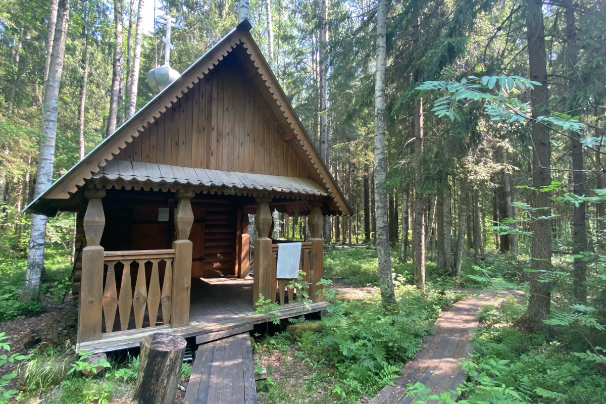 Семенов Нижегородской области     — удивительный русский город с     французской планировкой улиц, затерянный в     заповедных лесах. Он     встречает гостей сказочной хохломой и     дружелюбной матрешкой. Вот уж     действительно край контрастов! С     середины XVII века там скрывались тысячи людей, несогласных с     церковной реформой патриарха Никона. Община староверов сильна и     сегодня. Все самые интересные детали     — в     новом туре выходного дня!