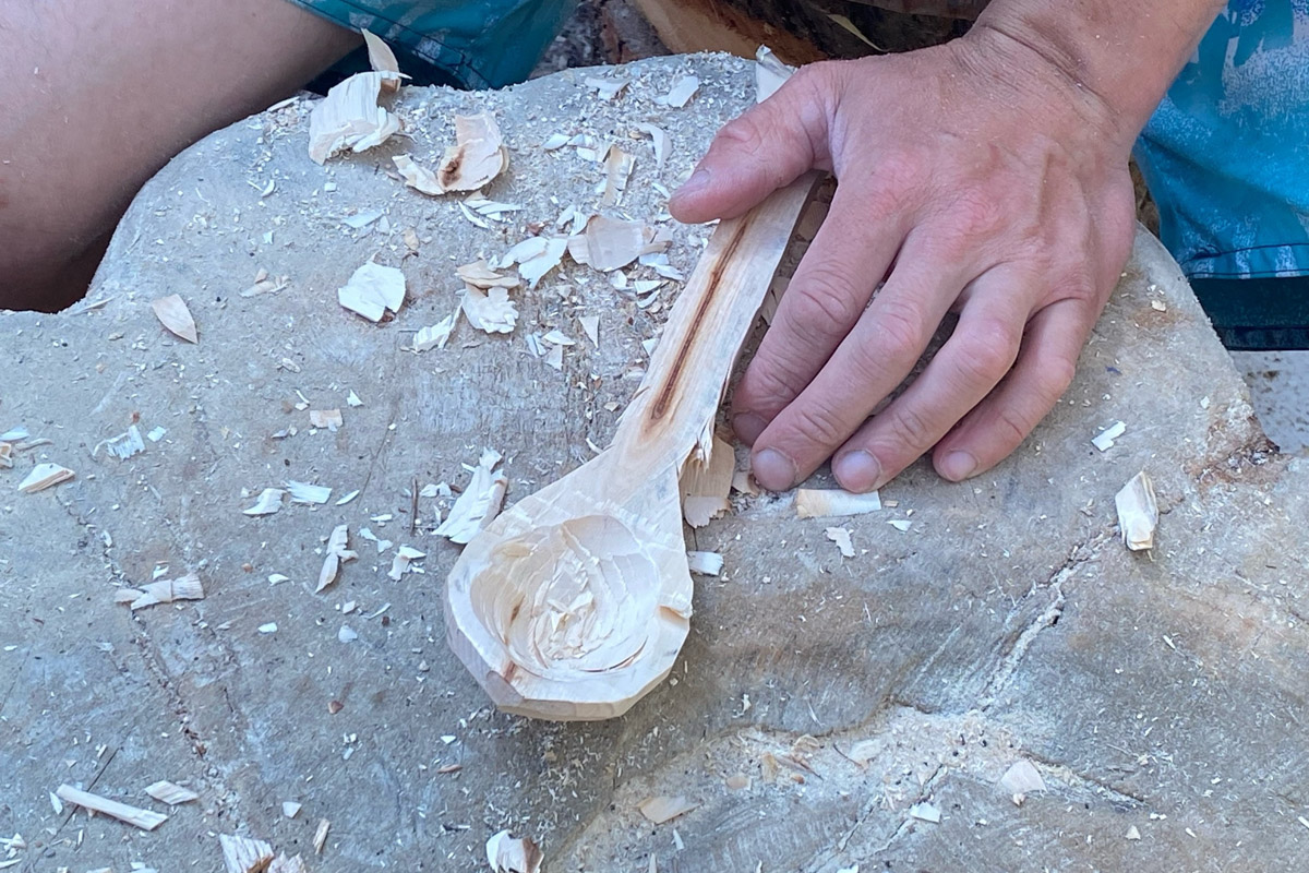 Семенов Нижегородской области     — удивительный русский город с     французской планировкой улиц, затерянный в     заповедных лесах. Он     встречает гостей сказочной хохломой и     дружелюбной матрешкой. Вот уж     действительно край контрастов! С     середины XVII века там скрывались тысячи людей, несогласных с     церковной реформой патриарха Никона. Община староверов сильна и     сегодня. Все самые интересные детали     — в     новом туре выходного дня!