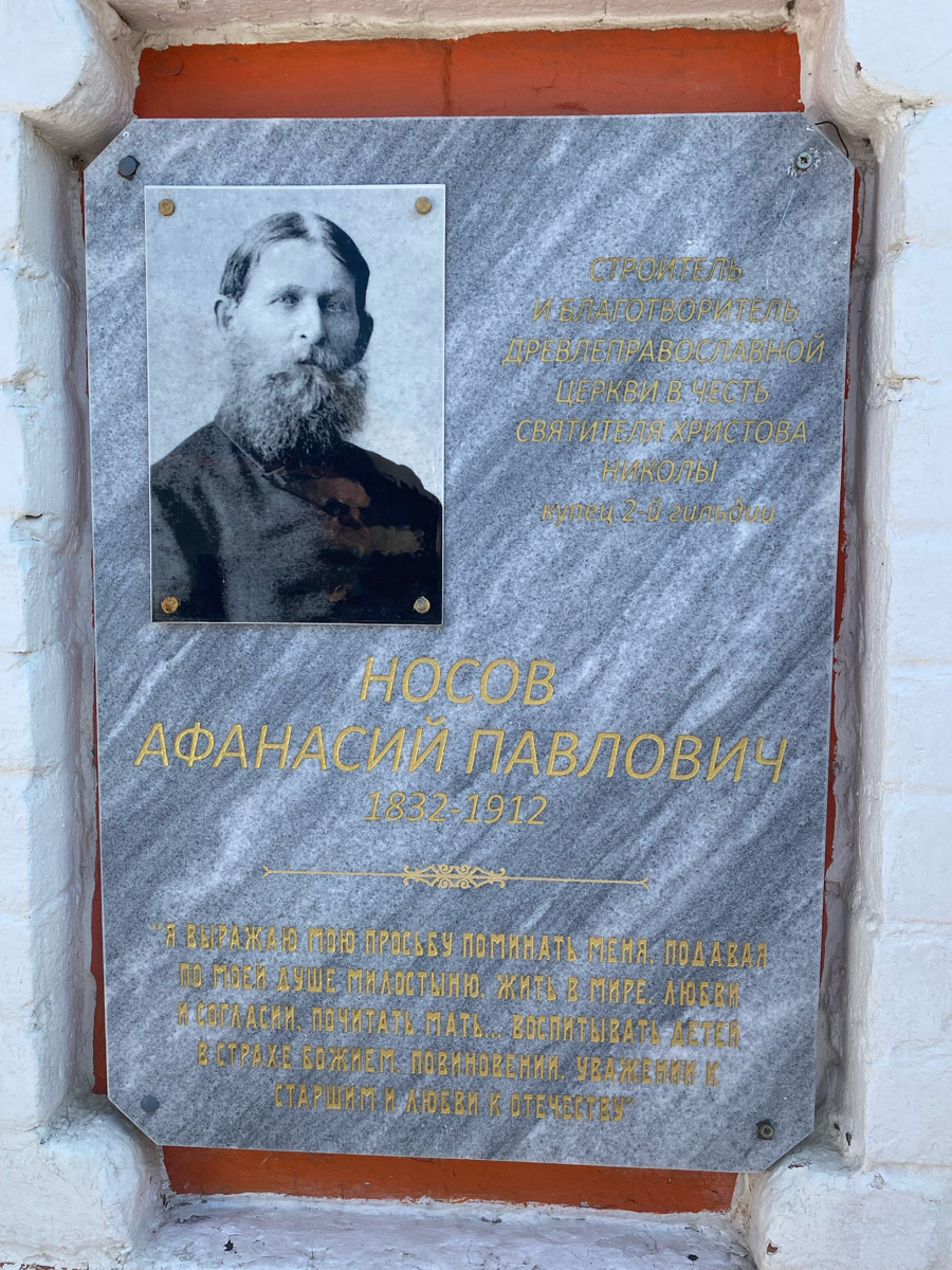 Семенов Нижегородской области     — удивительный русский город с     французской планировкой улиц, затерянный в     заповедных лесах. Он     встречает гостей сказочной хохломой и     дружелюбной матрешкой. Вот уж     действительно край контрастов! С     середины XVII века там скрывались тысячи людей, несогласных с     церковной реформой патриарха Никона. Община староверов сильна и     сегодня. Все самые интересные детали     — в     новом туре выходного дня!