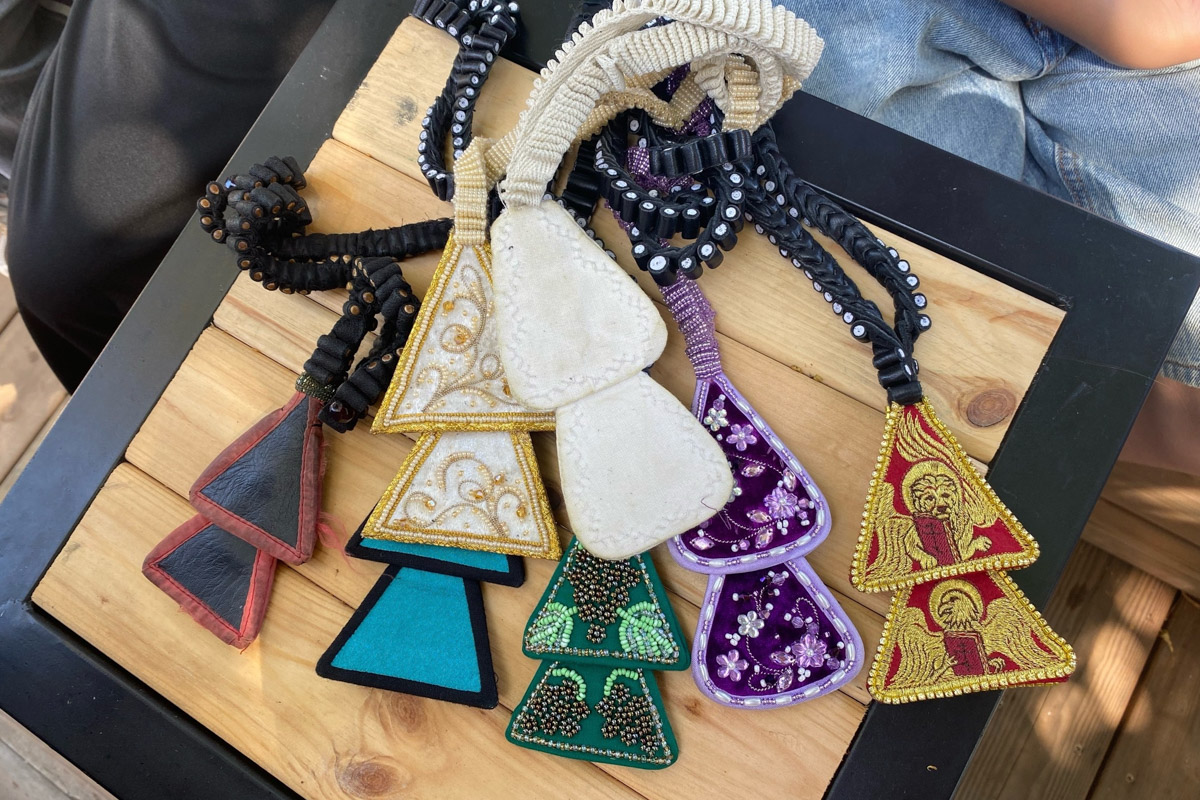 Семенов Нижегородской области     — удивительный русский город с     французской планировкой улиц, затерянный в     заповедных лесах. Он     встречает гостей сказочной хохломой и     дружелюбной матрешкой. Вот уж     действительно край контрастов! С     середины XVII века там скрывались тысячи людей, несогласных с     церковной реформой патриарха Никона. Община староверов сильна и     сегодня. Все самые интересные детали     — в     новом туре выходного дня!