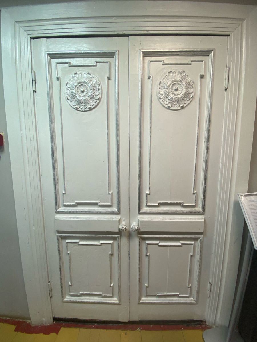 Семенов Нижегородской области     — удивительный русский город с     французской планировкой улиц, затерянный в     заповедных лесах. Он     встречает гостей сказочной хохломой и     дружелюбной матрешкой. Вот уж     действительно край контрастов! С     середины XVII века там скрывались тысячи людей, несогласных с     церковной реформой патриарха Никона. Община староверов сильна и     сегодня. Все самые интересные детали     — в     новом туре выходного дня!