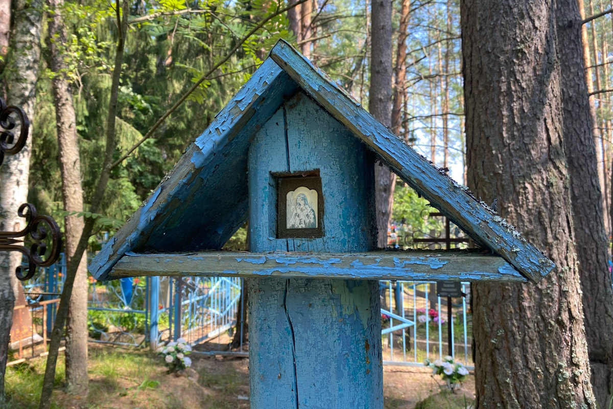 Семенов Нижегородской области     — удивительный русский город с     французской планировкой улиц, затерянный в     заповедных лесах. Он     встречает гостей сказочной хохломой и     дружелюбной матрешкой. Вот уж     действительно край контрастов! С     середины XVII века там скрывались тысячи людей, несогласных с     церковной реформой патриарха Никона. Община староверов сильна и     сегодня. Все самые интересные детали     — в     новом туре выходного дня!