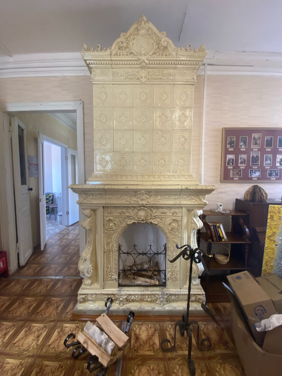 Семенов Нижегородской области     — удивительный русский город с     французской планировкой улиц, затерянный в     заповедных лесах. Он     встречает гостей сказочной хохломой и     дружелюбной матрешкой. Вот уж     действительно край контрастов! С     середины XVII века там скрывались тысячи людей, несогласных с     церковной реформой патриарха Никона. Община староверов сильна и     сегодня. Все самые интересные детали     — в     новом туре выходного дня!