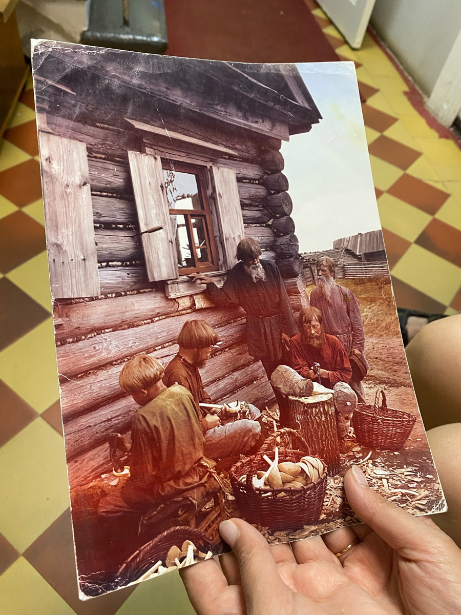 Семенов Нижегородской области     — удивительный русский город с     французской планировкой улиц, затерянный в     заповедных лесах. Он     встречает гостей сказочной хохломой и     дружелюбной матрешкой. Вот уж     действительно край контрастов! С     середины XVII века там скрывались тысячи людей, несогласных с     церковной реформой патриарха Никона. Община староверов сильна и     сегодня. Все самые интересные детали     — в     новом туре выходного дня!