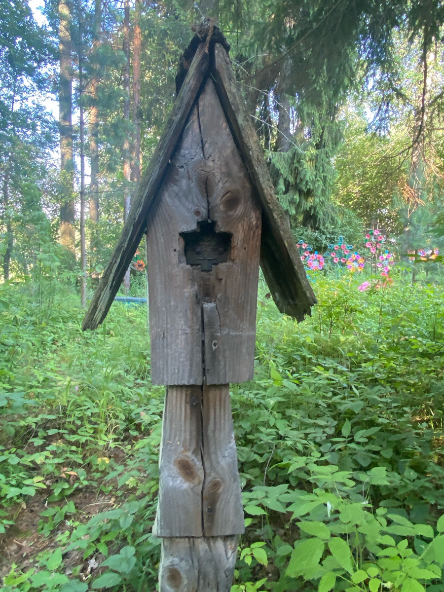 Семенов Нижегородской области     — удивительный русский город с     французской планировкой улиц, затерянный в     заповедных лесах. Он     встречает гостей сказочной хохломой и     дружелюбной матрешкой. Вот уж     действительно край контрастов! С     середины XVII века там скрывались тысячи людей, несогласных с     церковной реформой патриарха Никона. Община староверов сильна и     сегодня. Все самые интересные детали     — в     новом туре выходного дня!