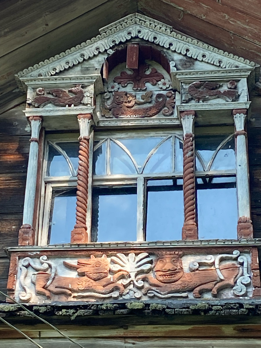 Семенов Нижегородской области     — удивительный русский город с     французской планировкой улиц, затерянный в     заповедных лесах. Он     встречает гостей сказочной хохломой и     дружелюбной матрешкой. Вот уж     действительно край контрастов! С     середины XVII века там скрывались тысячи людей, несогласных с     церковной реформой патриарха Никона. Община староверов сильна и     сегодня. Все самые интересные детали     — в     новом туре выходного дня!