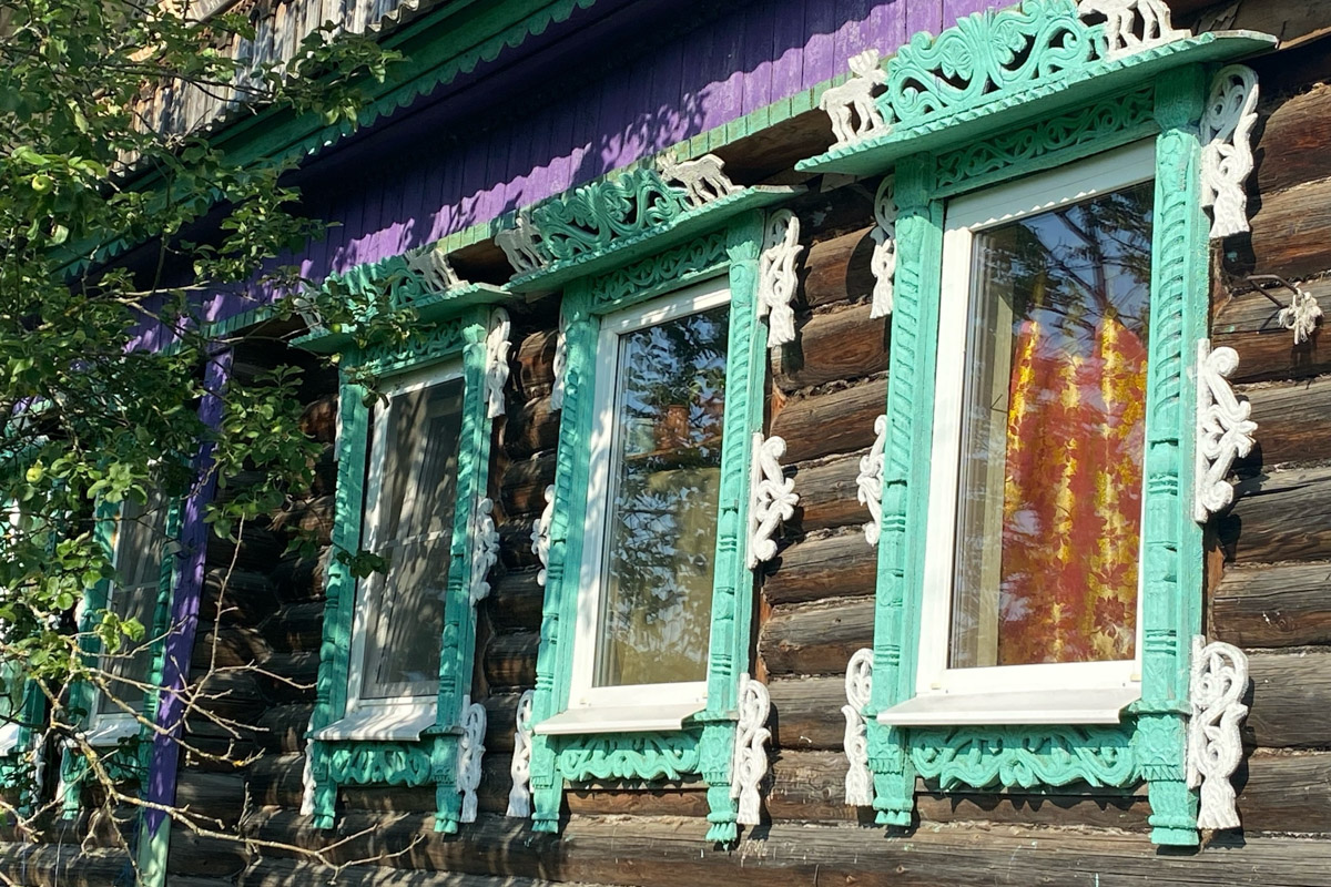 Семенов Нижегородской области     — удивительный русский город с     французской планировкой улиц, затерянный в     заповедных лесах. Он     встречает гостей сказочной хохломой и     дружелюбной матрешкой. Вот уж     действительно край контрастов! С     середины XVII века там скрывались тысячи людей, несогласных с     церковной реформой патриарха Никона. Община староверов сильна и     сегодня. Все самые интересные детали     — в     новом туре выходного дня!