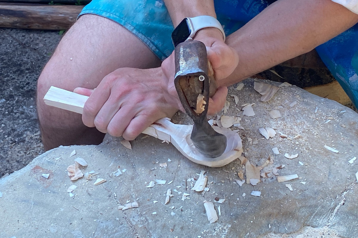 Семенов Нижегородской области     — удивительный русский город с     французской планировкой улиц, затерянный в     заповедных лесах. Он     встречает гостей сказочной хохломой и     дружелюбной матрешкой. Вот уж     действительно край контрастов! С     середины XVII века там скрывались тысячи людей, несогласных с     церковной реформой патриарха Никона. Община староверов сильна и     сегодня. Все самые интересные детали     — в     новом туре выходного дня!