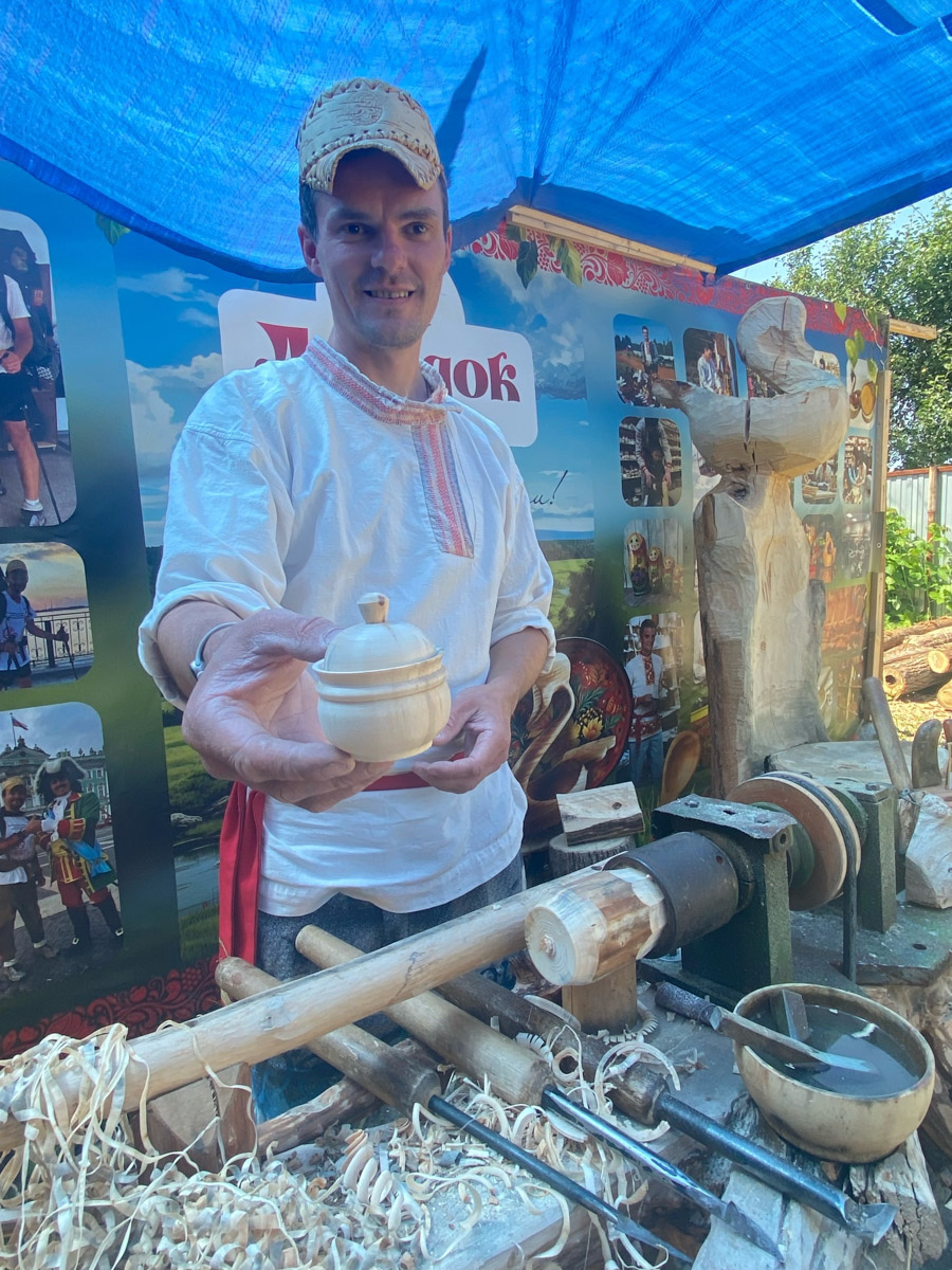 Семенов Нижегородской области     — удивительный русский город с     французской планировкой улиц, затерянный в     заповедных лесах. Он     встречает гостей сказочной хохломой и     дружелюбной матрешкой. Вот уж     действительно край контрастов! С     середины XVII века там скрывались тысячи людей, несогласных с     церковной реформой патриарха Никона. Община староверов сильна и     сегодня. Все самые интересные детали     — в     новом туре выходного дня!