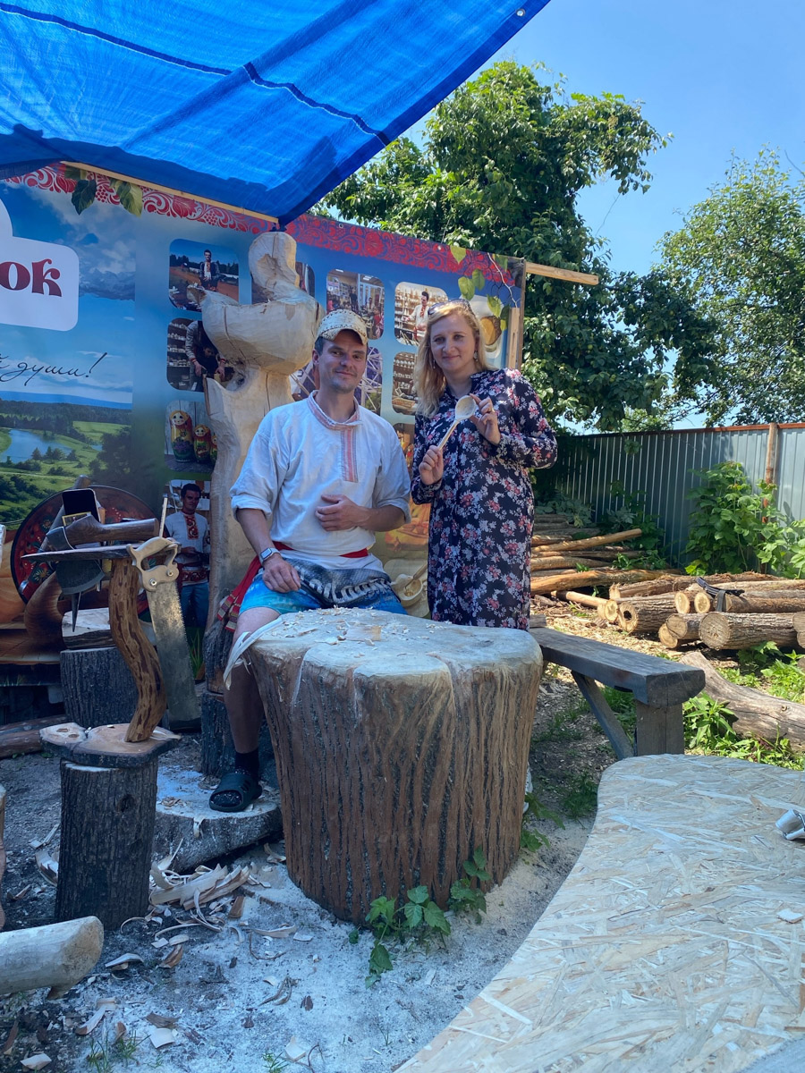 Семенов Нижегородской области     — удивительный русский город с     французской планировкой улиц, затерянный в     заповедных лесах. Он     встречает гостей сказочной хохломой и     дружелюбной матрешкой. Вот уж     действительно край контрастов! С     середины XVII века там скрывались тысячи людей, несогласных с     церковной реформой патриарха Никона. Община староверов сильна и     сегодня. Все самые интересные детали     — в     новом туре выходного дня!