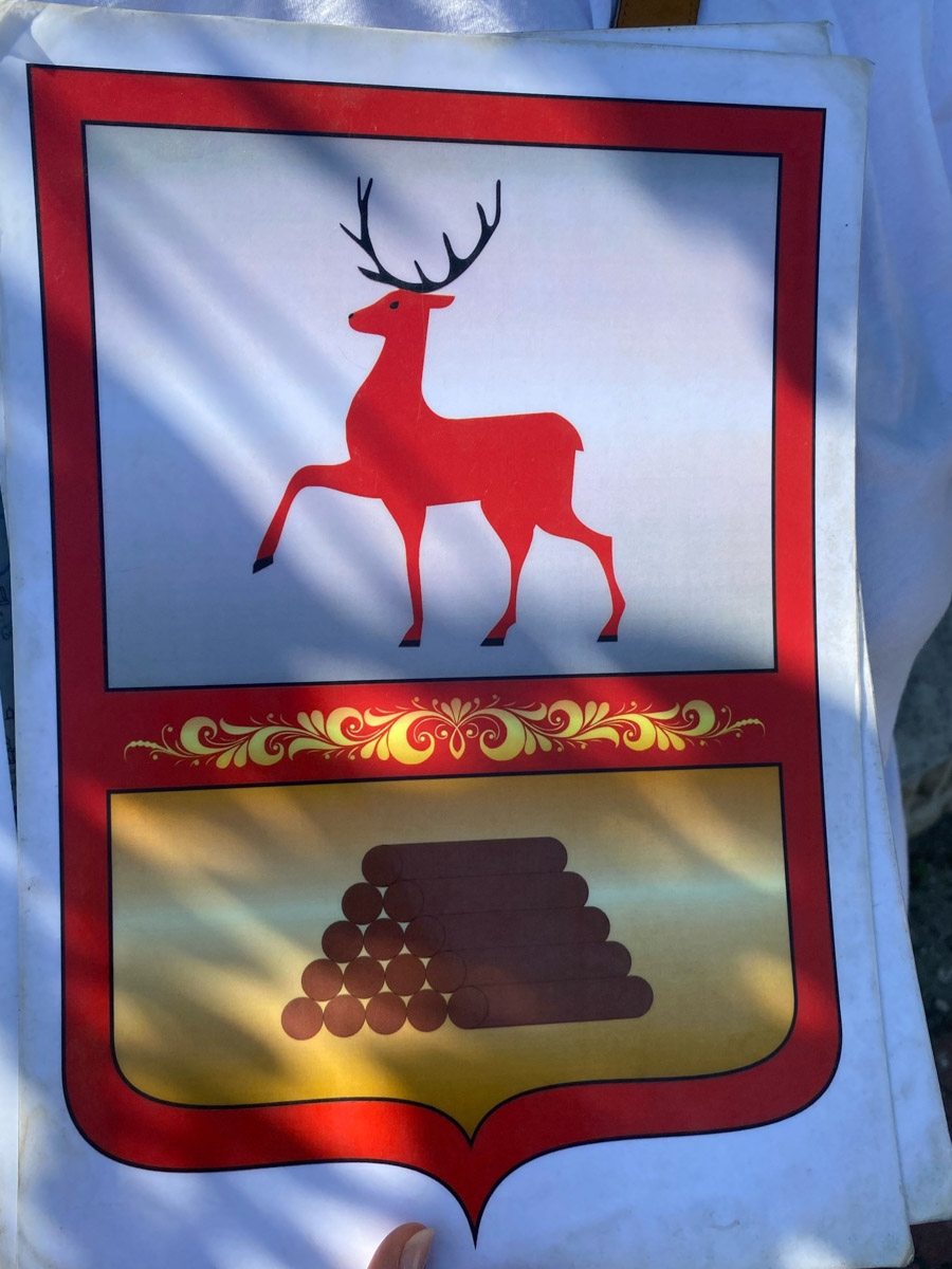 Семенов Нижегородской области     — удивительный русский город с     французской планировкой улиц, затерянный в     заповедных лесах. Он     встречает гостей сказочной хохломой и     дружелюбной матрешкой. Вот уж     действительно край контрастов! С     середины XVII века там скрывались тысячи людей, несогласных с     церковной реформой патриарха Никона. Община староверов сильна и     сегодня. Все самые интересные детали     — в     новом туре выходного дня!