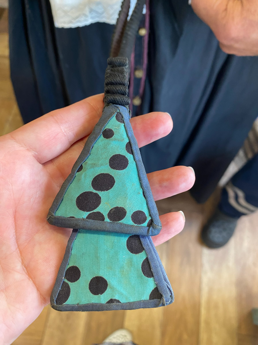 Семенов Нижегородской области     — удивительный русский город с     французской планировкой улиц, затерянный в     заповедных лесах. Он     встречает гостей сказочной хохломой и     дружелюбной матрешкой. Вот уж     действительно край контрастов! С     середины XVII века там скрывались тысячи людей, несогласных с     церковной реформой патриарха Никона. Община староверов сильна и     сегодня. Все самые интересные детали     — в     новом туре выходного дня!