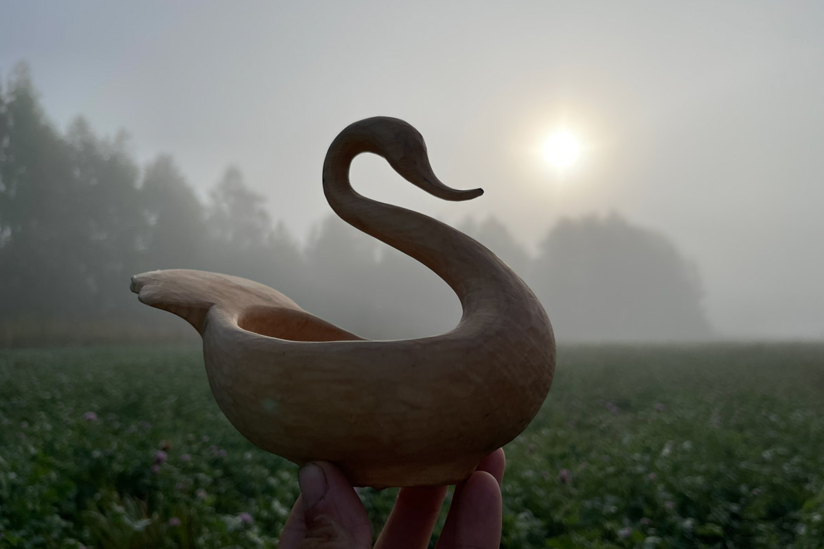 Семенов Нижегородской области     — удивительный русский город с     французской планировкой улиц, затерянный в     заповедных лесах. Он     встречает гостей сказочной хохломой и     дружелюбной матрешкой. Вот уж     действительно край контрастов! С     середины XVII века там скрывались тысячи людей, несогласных с     церковной реформой патриарха Никона. Община староверов сильна и     сегодня. Все самые интересные детали     — в     новом туре выходного дня!