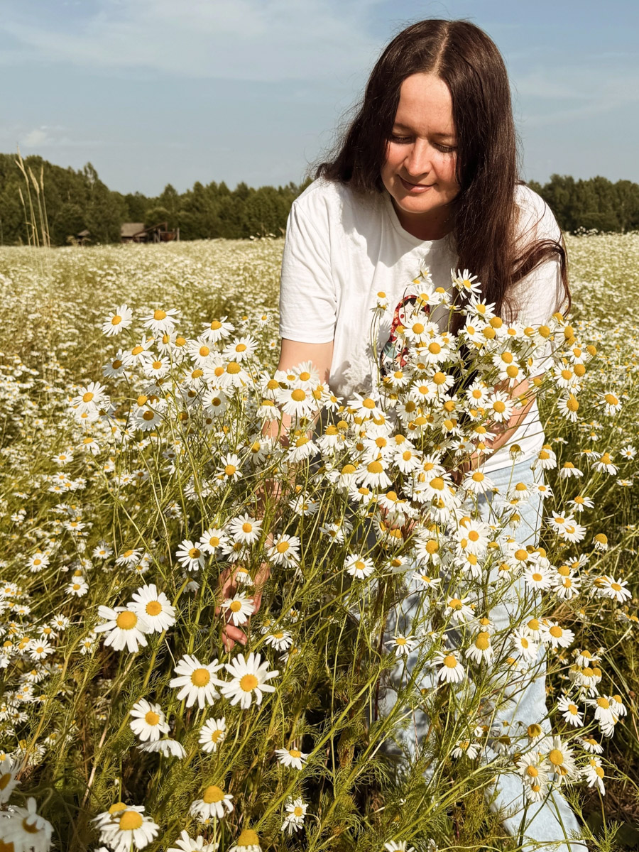 Семенов Нижегородской области     — удивительный русский город с     французской планировкой улиц, затерянный в     заповедных лесах. Он     встречает гостей сказочной хохломой и     дружелюбной матрешкой. Вот уж     действительно край контрастов! С     середины XVII века там скрывались тысячи людей, несогласных с     церковной реформой патриарха Никона. Община староверов сильна и     сегодня. Все самые интересные детали     — в     новом туре выходного дня!
