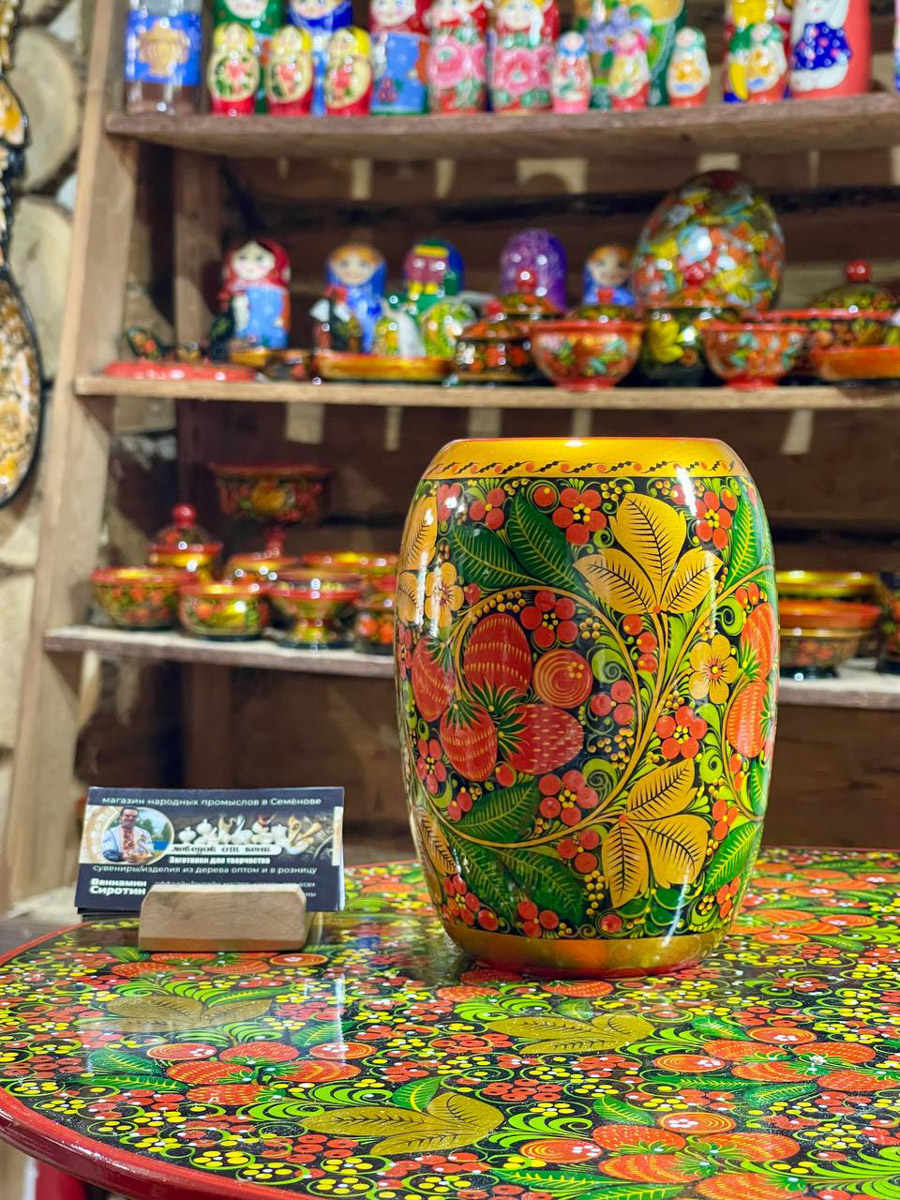 Семенов Нижегородской области     — удивительный русский город с     французской планировкой улиц, затерянный в     заповедных лесах. Он     встречает гостей сказочной хохломой и     дружелюбной матрешкой. Вот уж     действительно край контрастов! С     середины XVII века там скрывались тысячи людей, несогласных с     церковной реформой патриарха Никона. Община староверов сильна и     сегодня. Все самые интересные детали     — в     новом туре выходного дня!