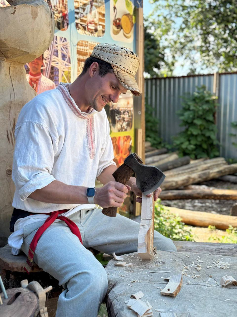 Семенов Нижегородской области     — удивительный русский город с     французской планировкой улиц, затерянный в     заповедных лесах. Он     встречает гостей сказочной хохломой и     дружелюбной матрешкой. Вот уж     действительно край контрастов! С     середины XVII века там скрывались тысячи людей, несогласных с     церковной реформой патриарха Никона. Община староверов сильна и     сегодня. Все самые интересные детали     — в     новом туре выходного дня!