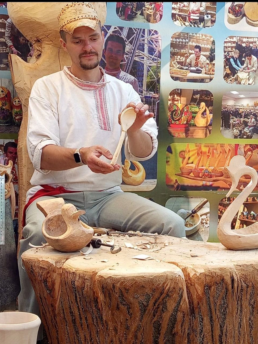 Семенов Нижегородской области     — удивительный русский город с     французской планировкой улиц, затерянный в     заповедных лесах. Он     встречает гостей сказочной хохломой и     дружелюбной матрешкой. Вот уж     действительно край контрастов! С     середины XVII века там скрывались тысячи людей, несогласных с     церковной реформой патриарха Никона. Община староверов сильна и     сегодня. Все самые интересные детали     — в     новом туре выходного дня!