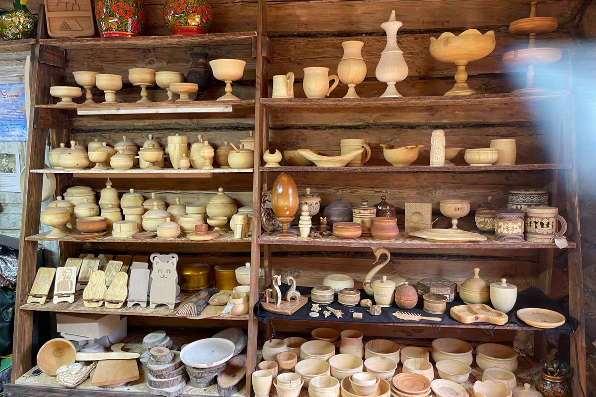 Семенов Нижегородской области     — удивительный русский город с     французской планировкой улиц, затерянный в     заповедных лесах. Он     встречает гостей сказочной хохломой и     дружелюбной матрешкой. Вот уж     действительно край контрастов! С     середины XVII века там скрывались тысячи людей, несогласных с     церковной реформой патриарха Никона. Община староверов сильна и     сегодня. Все самые интересные детали     — в     новом туре выходного дня!