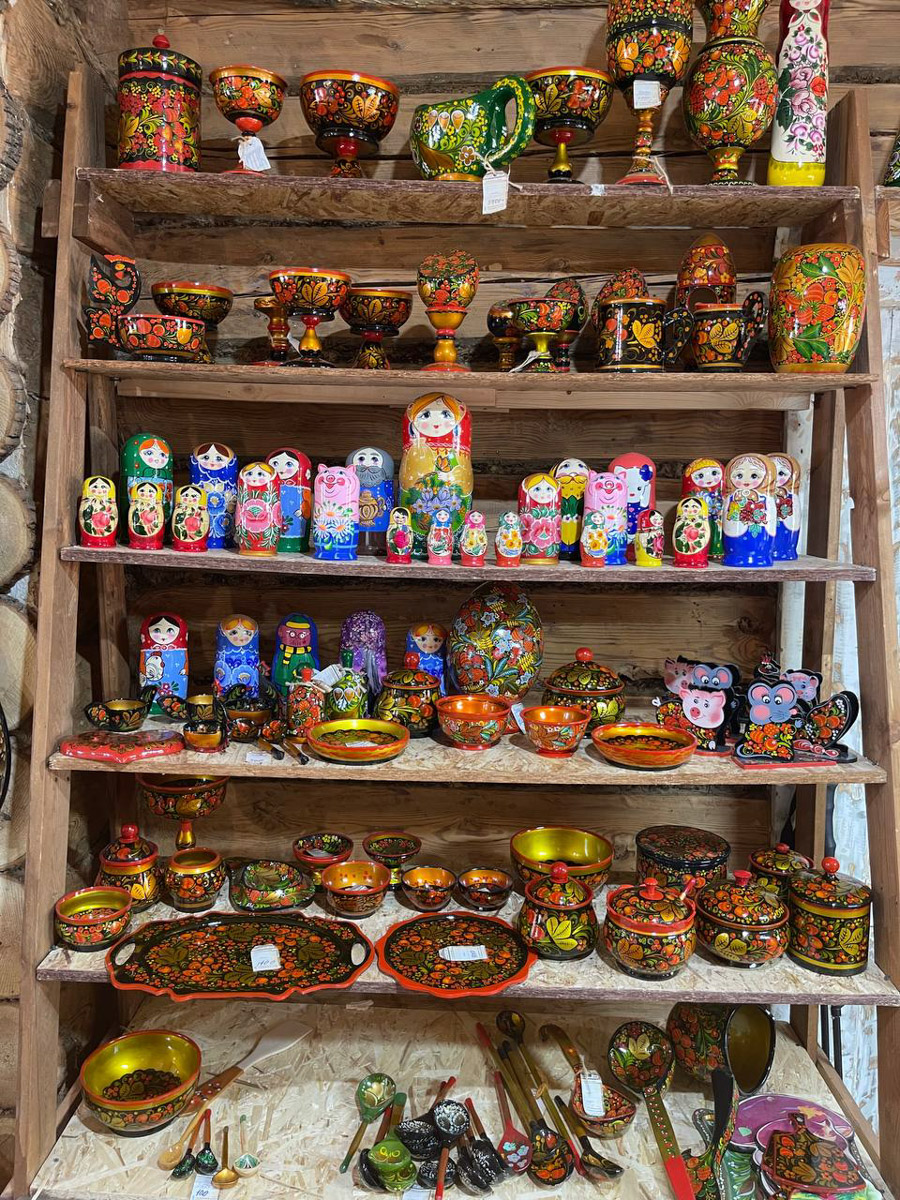 Семенов Нижегородской области     — удивительный русский город с     французской планировкой улиц, затерянный в     заповедных лесах. Он     встречает гостей сказочной хохломой и     дружелюбной матрешкой. Вот уж     действительно край контрастов! С     середины XVII века там скрывались тысячи людей, несогласных с     церковной реформой патриарха Никона. Община староверов сильна и     сегодня. Все самые интересные детали     — в     новом туре выходного дня!