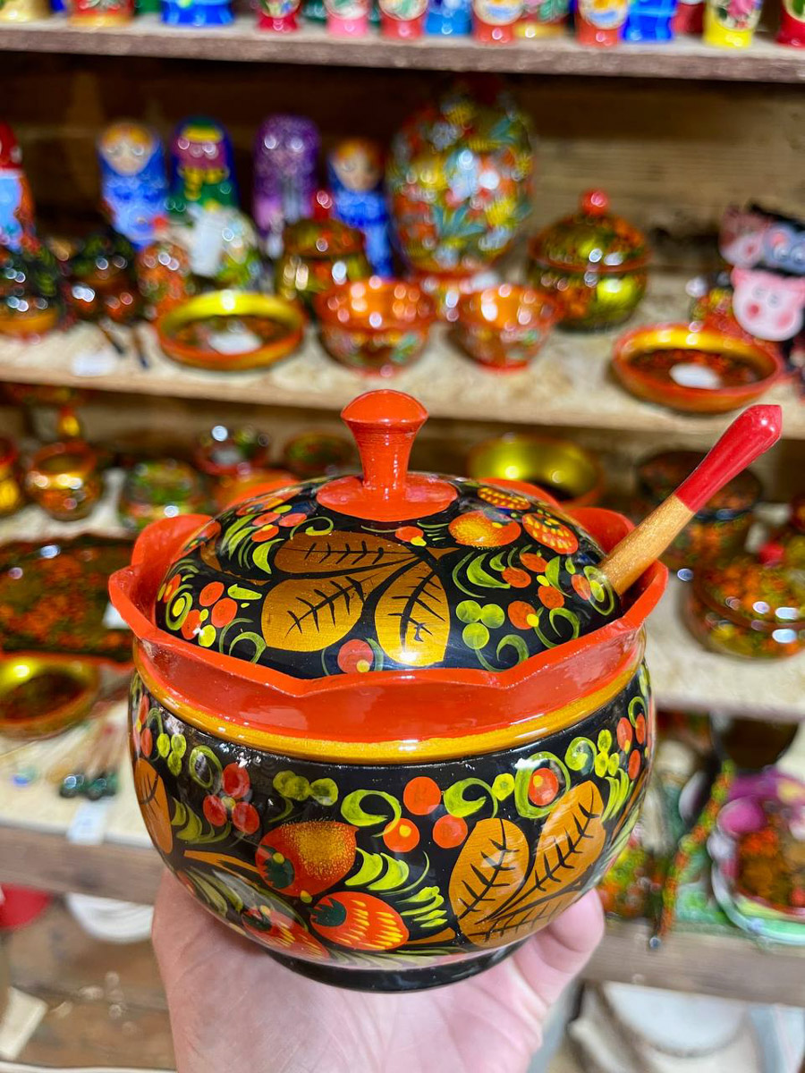 Семенов Нижегородской области     — удивительный русский город с     французской планировкой улиц, затерянный в     заповедных лесах. Он     встречает гостей сказочной хохломой и     дружелюбной матрешкой. Вот уж     действительно край контрастов! С     середины XVII века там скрывались тысячи людей, несогласных с     церковной реформой патриарха Никона. Община староверов сильна и     сегодня. Все самые интересные детали     — в     новом туре выходного дня!