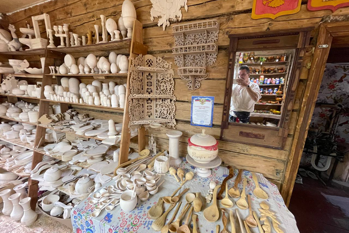 Семенов Нижегородской области     — удивительный русский город с     французской планировкой улиц, затерянный в     заповедных лесах. Он     встречает гостей сказочной хохломой и     дружелюбной матрешкой. Вот уж     действительно край контрастов! С     середины XVII века там скрывались тысячи людей, несогласных с     церковной реформой патриарха Никона. Община староверов сильна и     сегодня. Все самые интересные детали     — в     новом туре выходного дня!