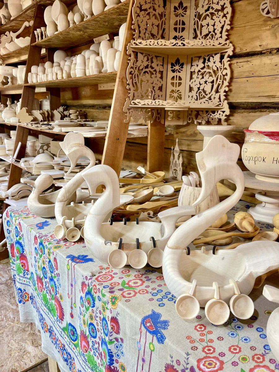 Семенов Нижегородской области     — удивительный русский город с     французской планировкой улиц, затерянный в     заповедных лесах. Он     встречает гостей сказочной хохломой и     дружелюбной матрешкой. Вот уж     действительно край контрастов! С     середины XVII века там скрывались тысячи людей, несогласных с     церковной реформой патриарха Никона. Община староверов сильна и     сегодня. Все самые интересные детали     — в     новом туре выходного дня!