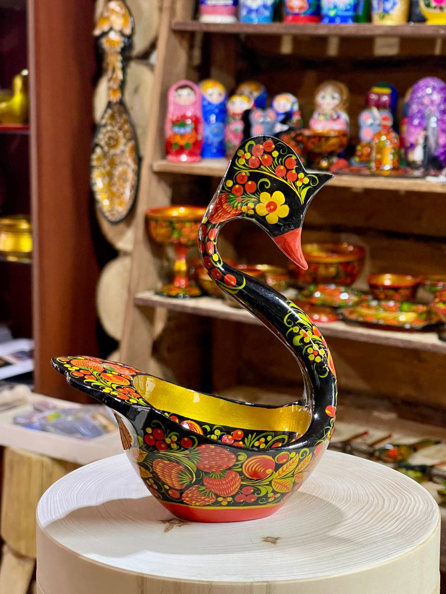 Семенов Нижегородской области     — удивительный русский город с     французской планировкой улиц, затерянный в     заповедных лесах. Он     встречает гостей сказочной хохломой и     дружелюбной матрешкой. Вот уж     действительно край контрастов! С     середины XVII века там скрывались тысячи людей, несогласных с     церковной реформой патриарха Никона. Община староверов сильна и     сегодня. Все самые интересные детали     — в     новом туре выходного дня!