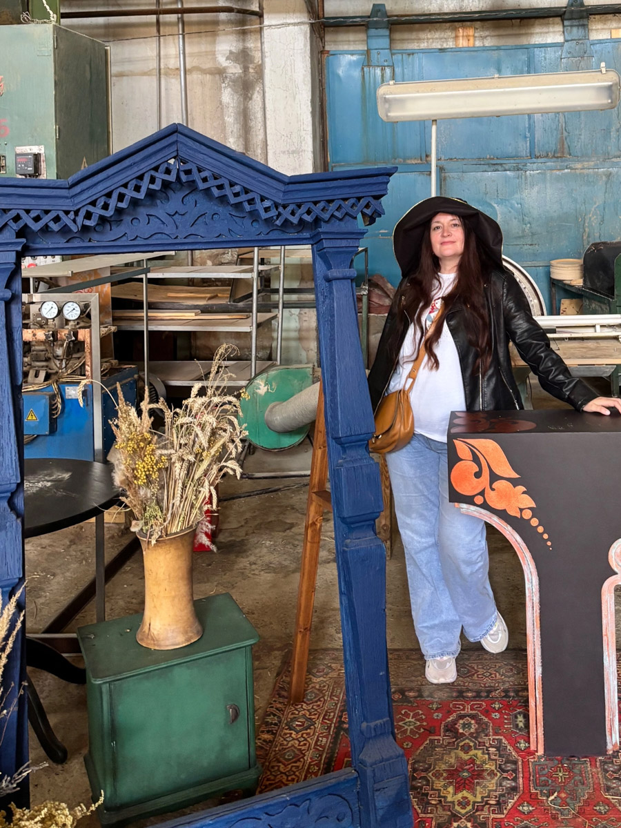 Семенов Нижегородской области     — удивительный русский город с     французской планировкой улиц, затерянный в     заповедных лесах. Он     встречает гостей сказочной хохломой и     дружелюбной матрешкой. Вот уж     действительно край контрастов! С     середины XVII века там скрывались тысячи людей, несогласных с     церковной реформой патриарха Никона. Община староверов сильна и     сегодня. Все самые интересные детали     — в     новом туре выходного дня!