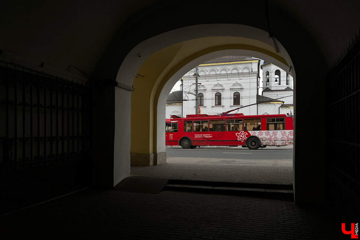 На улицы областного центра может вернуться популярный автобус № 28, который ранее передвигался по большому кольцу. Удастся ли ему вернуться на круги своя? Троллейбус № 5 тоже меняет схему движения и будет следовать до 3-й Кольцевой улицы. Какие еще перемены назрели на дорогах Владимира?