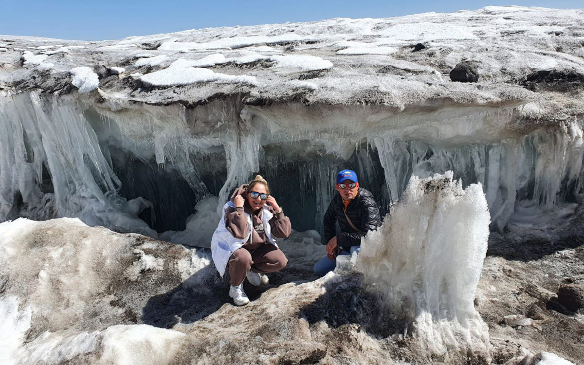 На что только не готовы супруги, чтобы запомнить счастливые моменты своей жизни на долгие годы. Как вам идея выйти замуж на горе высотой в 5 100 метров? Кристина и Антон Баклановские из Коврова решились на такой шаг. «Ключ-Медиа» узнал, почему пара выбрала именно эту гору и какие сложности встретились им на пути к заветному «да» на одной их самых знаменитых вершин мира.