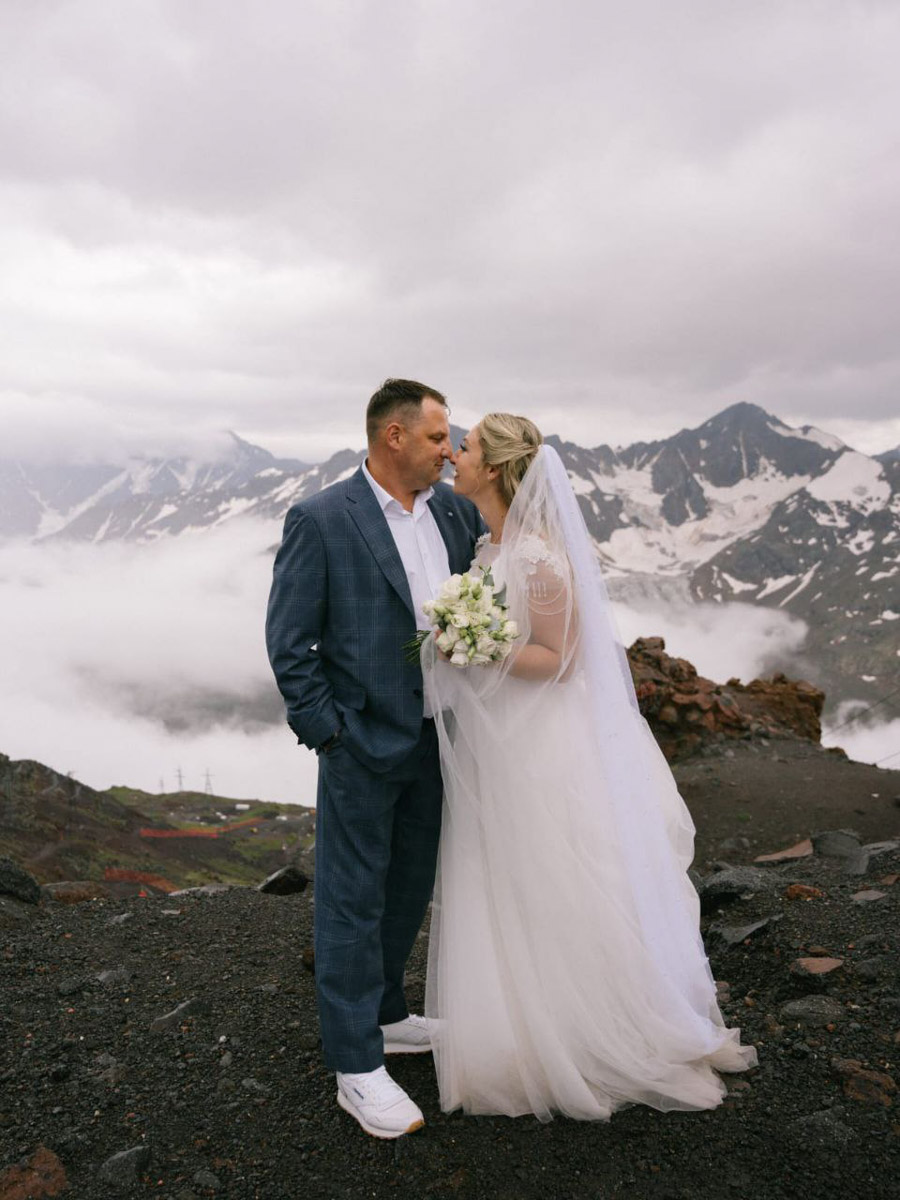 На что только не готовы супруги, чтобы запомнить счастливые моменты своей жизни на долгие годы. Как вам идея выйти замуж на горе высотой в 5 100 метров? Кристина и Антон Баклановские из Коврова решились на такой шаг. «Ключ-Медиа» узнал, почему пара выбрала именно эту гору и какие сложности встретились им на пути к заветному «да» на одной их самых знаменитых вершин мира.