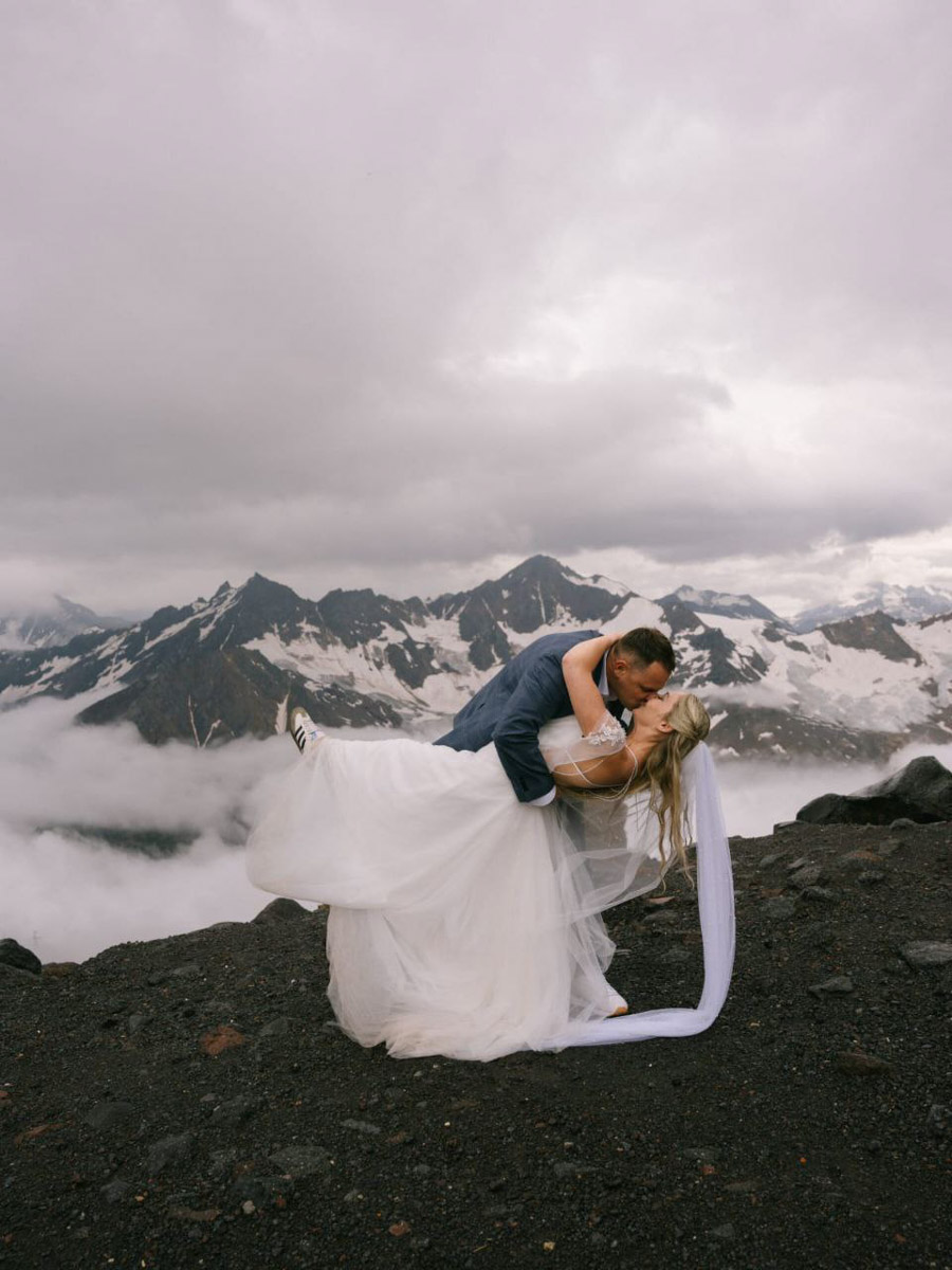 На что только не готовы супруги, чтобы запомнить счастливые моменты своей жизни на долгие годы. Как вам идея выйти замуж на горе высотой в 5 100 метров? Кристина и Антон Баклановские из Коврова решились на такой шаг. «Ключ-Медиа» узнал, почему пара выбрала именно эту гору и какие сложности встретились им на пути к заветному «да» на одной их самых знаменитых вершин мира.