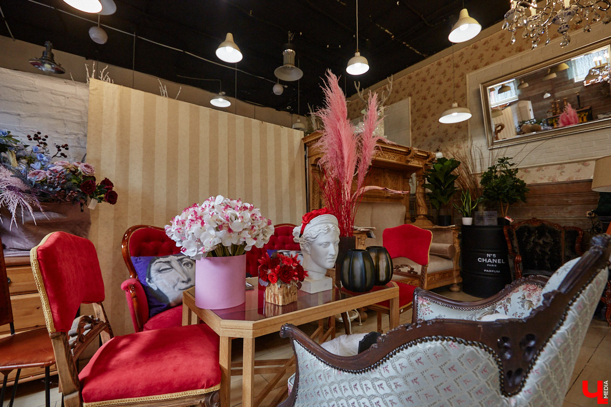 В день рождения принято дарить цветы, но владимирский бренд «Флора центр» ломает стереотипы. Сети салонов исполнилось 20 лет, и за это время она научилась сама собирать букеты под любой запрос. В честь знаменательной даты предлагаем вспомнить самые яркие вехи проекта.