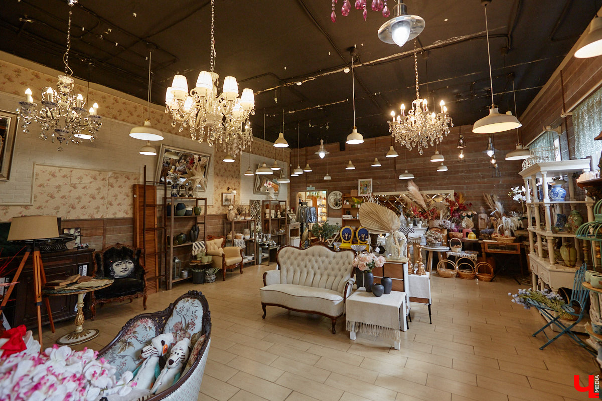 В день рождения принято дарить цветы, но владимирский бренд «Флора центр» ломает стереотипы. Сети салонов исполнилось 20 лет, и за это время она научилась сама собирать букеты под любой запрос. В честь знаменательной даты предлагаем вспомнить самые яркие вехи проекта.