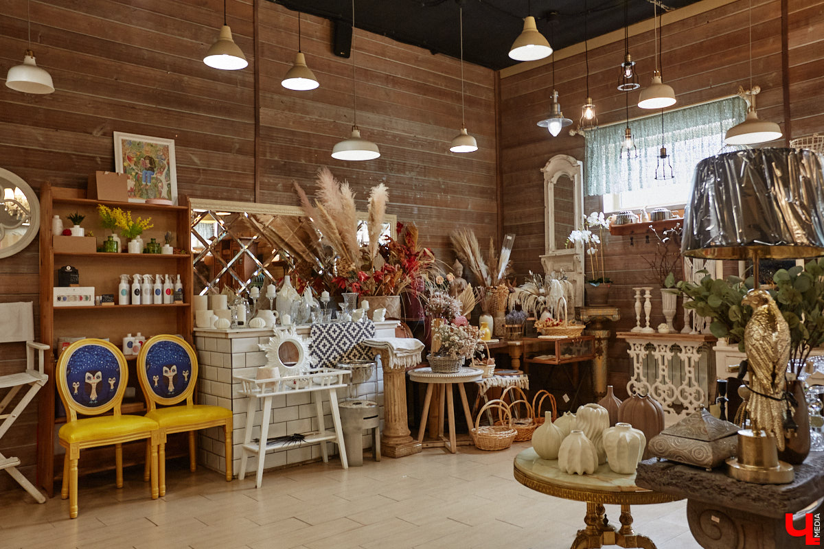 В день рождения принято дарить цветы, но владимирский бренд «Флора центр» ломает стереотипы. Сети салонов исполнилось 20 лет, и за это время она научилась сама собирать букеты под любой запрос. В честь знаменательной даты предлагаем вспомнить самые яркие вехи проекта.