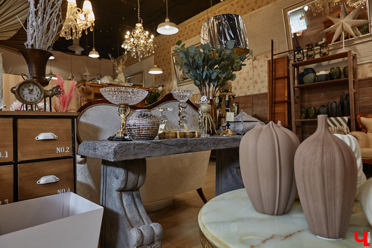 В день рождения принято дарить цветы, но владимирский бренд «Флора центр» ломает стереотипы. Сети салонов исполнилось 20 лет, и за это время она научилась сама собирать букеты под любой запрос. В честь знаменательной даты предлагаем вспомнить самые яркие вехи проекта.