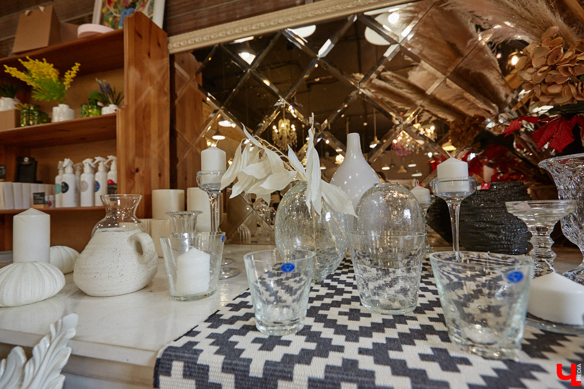 В день рождения принято дарить цветы, но владимирский бренд «Флора центр» ломает стереотипы. Сети салонов исполнилось 20 лет, и за это время она научилась сама собирать букеты под любой запрос. В честь знаменательной даты предлагаем вспомнить самые яркие вехи проекта.