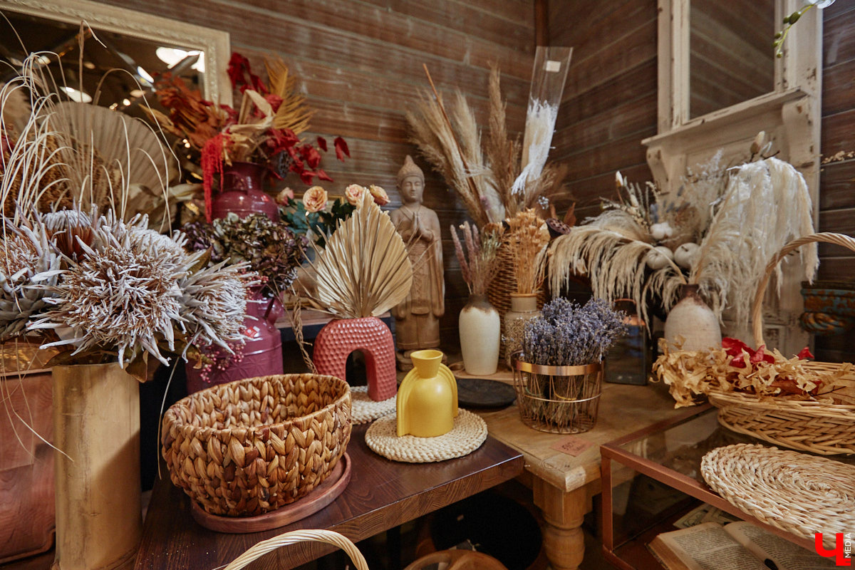 В день рождения принято дарить цветы, но владимирский бренд «Флора центр» ломает стереотипы. Сети салонов исполнилось 20 лет, и за это время она научилась сама собирать букеты под любой запрос. В честь знаменательной даты предлагаем вспомнить самые яркие вехи проекта.