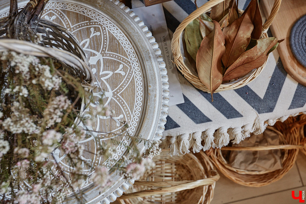 В день рождения принято дарить цветы, но владимирский бренд «Флора центр» ломает стереотипы. Сети салонов исполнилось 20 лет, и за это время она научилась сама собирать букеты под любой запрос. В честь знаменательной даты предлагаем вспомнить самые яркие вехи проекта.