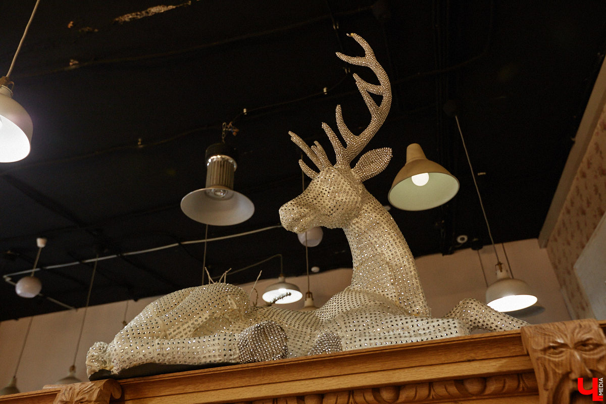 В день рождения принято дарить цветы, но владимирский бренд «Флора центр» ломает стереотипы. Сети салонов исполнилось 20 лет, и за это время она научилась сама собирать букеты под любой запрос. В честь знаменательной даты предлагаем вспомнить самые яркие вехи проекта.