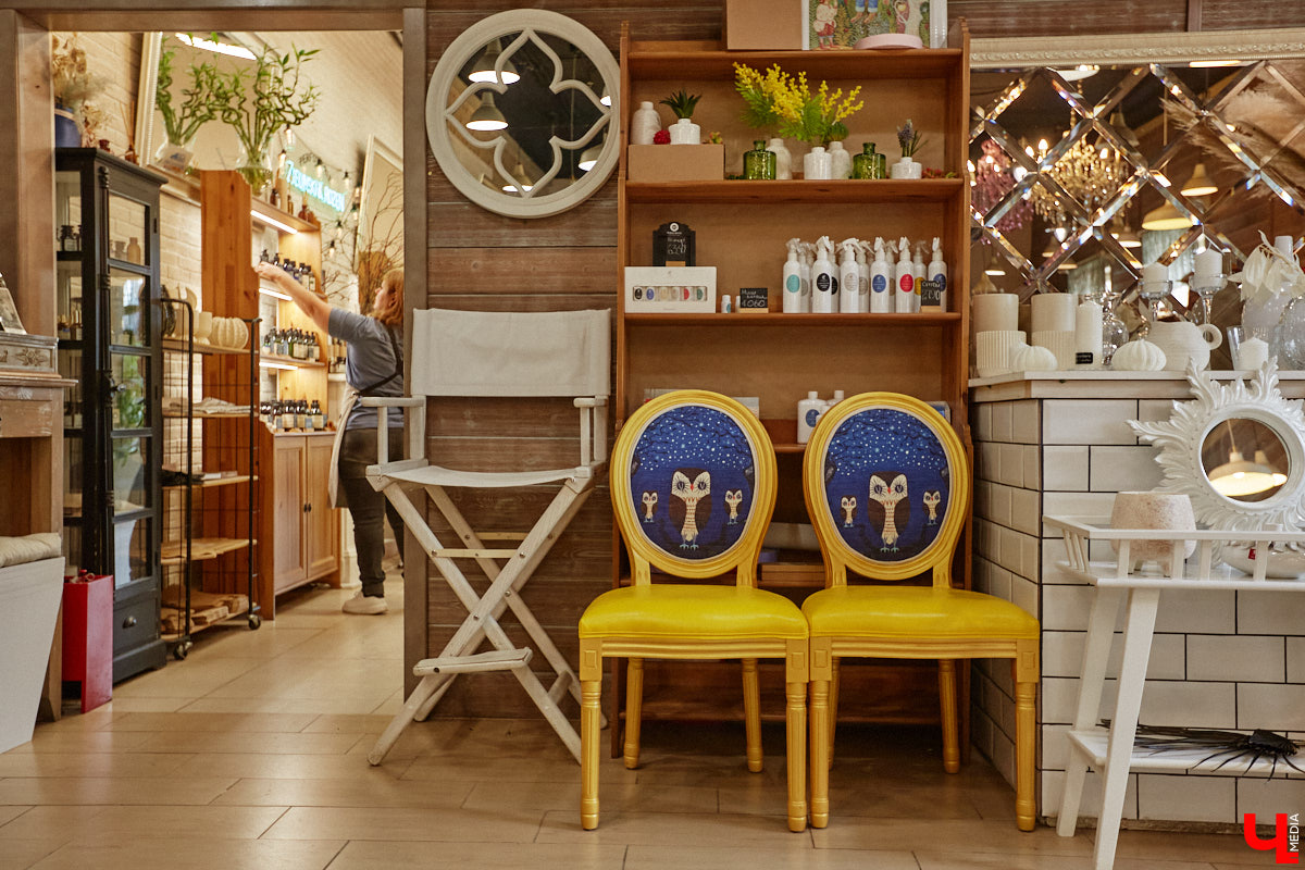 В день рождения принято дарить цветы, но владимирский бренд «Флора центр» ломает стереотипы. Сети салонов исполнилось 20 лет, и за это время она научилась сама собирать букеты под любой запрос. В честь знаменательной даты предлагаем вспомнить самые яркие вехи проекта.