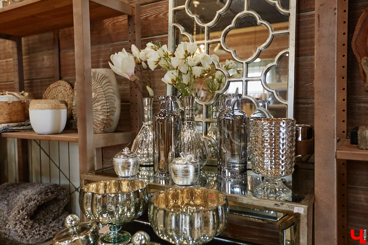 В день рождения принято дарить цветы, но владимирский бренд «Флора центр» ломает стереотипы. Сети салонов исполнилось 20 лет, и за это время она научилась сама собирать букеты под любой запрос. В честь знаменательной даты предлагаем вспомнить самые яркие вехи проекта.