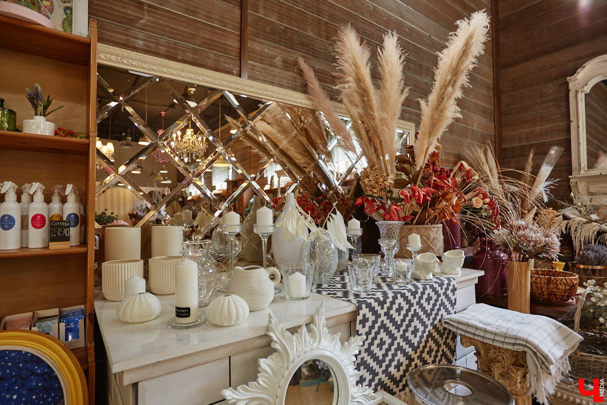 В день рождения принято дарить цветы, но владимирский бренд «Флора центр» ломает стереотипы. Сети салонов исполнилось 20 лет, и за это время она научилась сама собирать букеты под любой запрос. В честь знаменательной даты предлагаем вспомнить самые яркие вехи проекта.