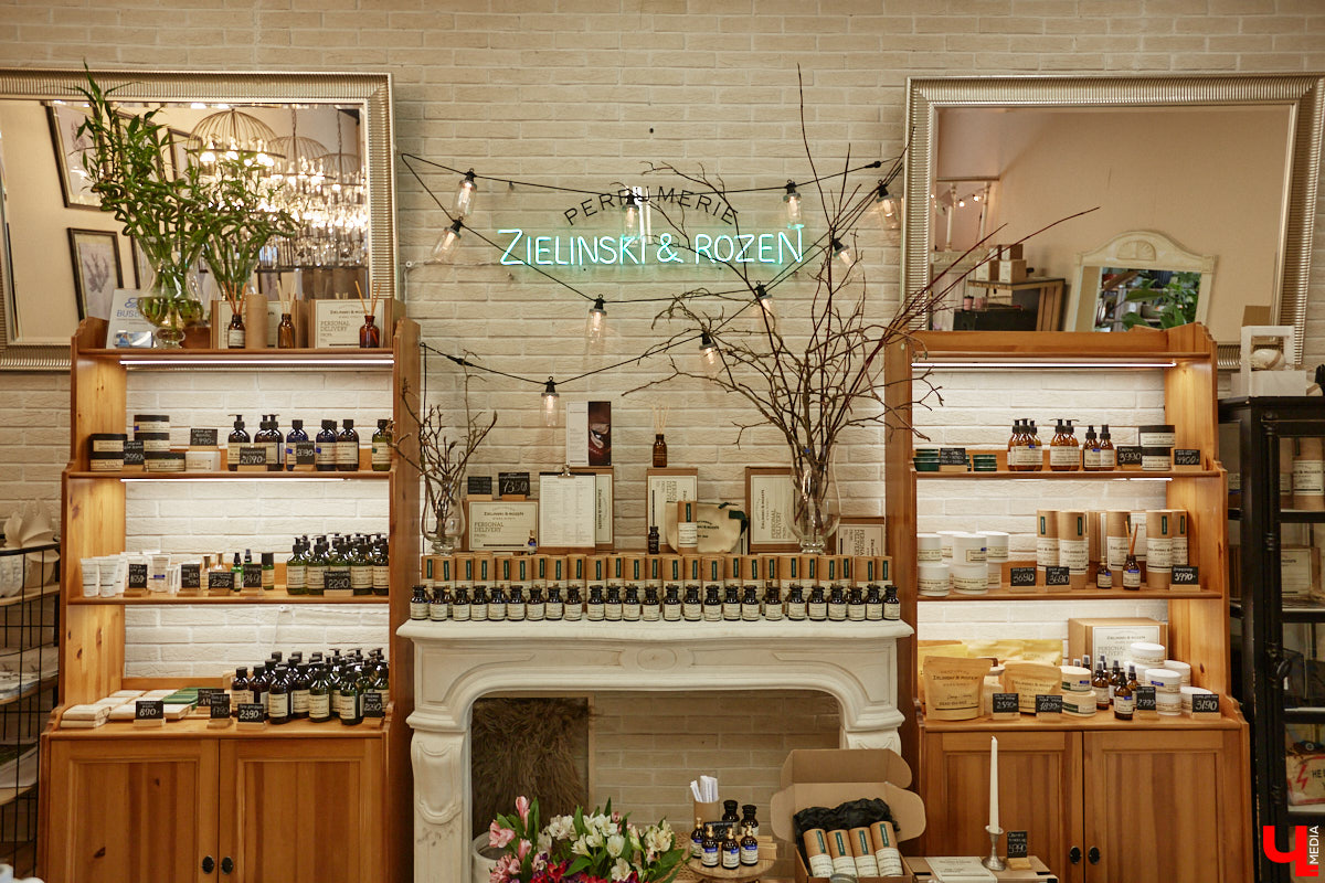 В день рождения принято дарить цветы, но владимирский бренд «Флора центр» ломает стереотипы. Сети салонов исполнилось 20 лет, и за это время она научилась сама собирать букеты под любой запрос. В честь знаменательной даты предлагаем вспомнить самые яркие вехи проекта.