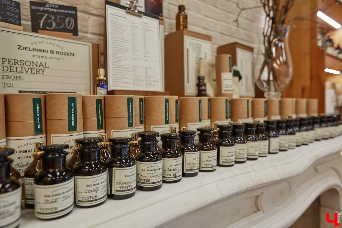 В день рождения принято дарить цветы, но владимирский бренд «Флора центр» ломает стереотипы. Сети салонов исполнилось 20 лет, и за это время она научилась сама собирать букеты под любой запрос. В честь знаменательной даты предлагаем вспомнить самые яркие вехи проекта.