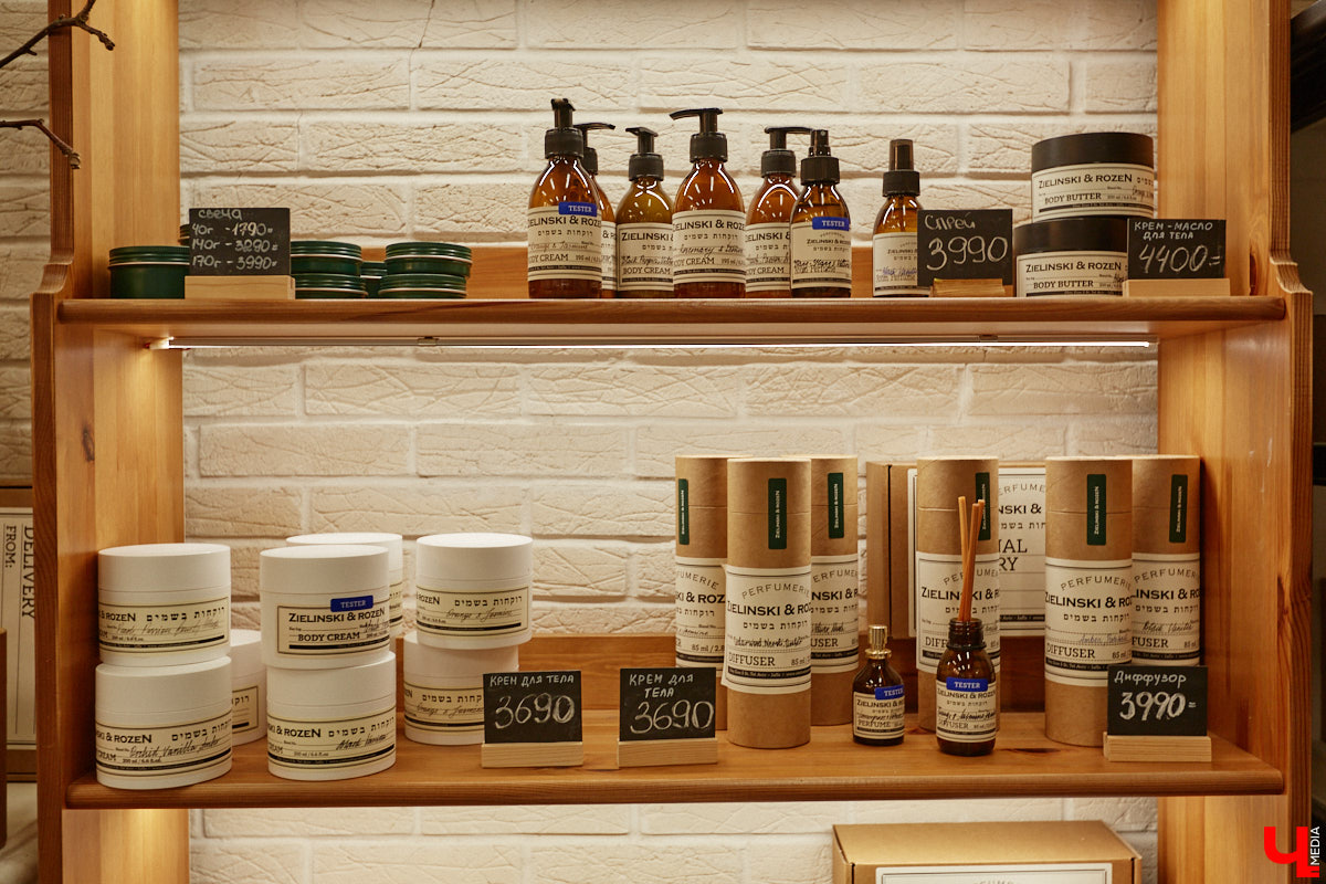 В день рождения принято дарить цветы, но владимирский бренд «Флора центр» ломает стереотипы. Сети салонов исполнилось 20 лет, и за это время она научилась сама собирать букеты под любой запрос. В честь знаменательной даты предлагаем вспомнить самые яркие вехи проекта.