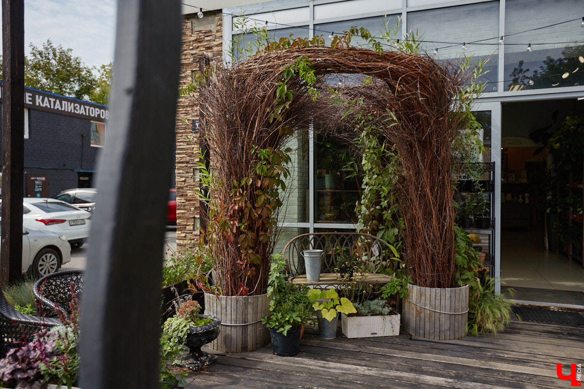 В день рождения принято дарить цветы, но владимирский бренд «Флора центр» ломает стереотипы. Сети салонов исполнилось 20 лет, и за это время она научилась сама собирать букеты под любой запрос. В честь знаменательной даты предлагаем вспомнить самые яркие вехи проекта.