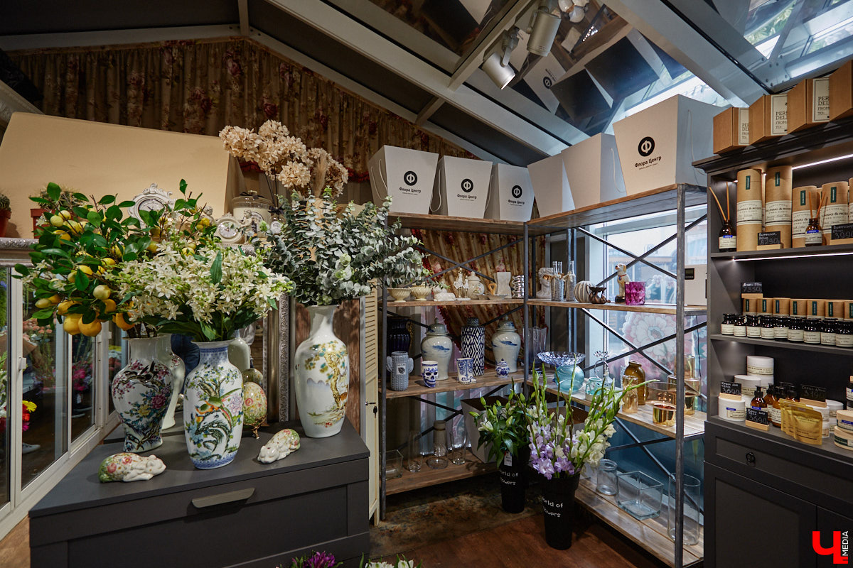 В день рождения принято дарить цветы, но владимирский бренд «Флора центр» ломает стереотипы. Сети салонов исполнилось 20 лет, и за это время она научилась сама собирать букеты под любой запрос. В честь знаменательной даты предлагаем вспомнить самые яркие вехи проекта.