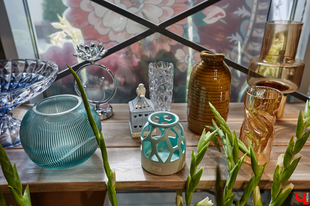 В день рождения принято дарить цветы, но владимирский бренд «Флора центр» ломает стереотипы. Сети салонов исполнилось 20 лет, и за это время она научилась сама собирать букеты под любой запрос. В честь знаменательной даты предлагаем вспомнить самые яркие вехи проекта.